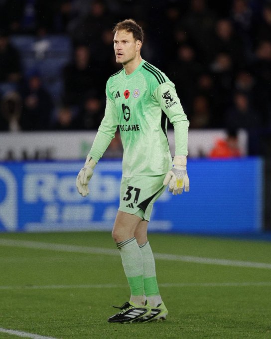Asmir Begovic fick debutera när Jakub Stolarczyk blev skadad
