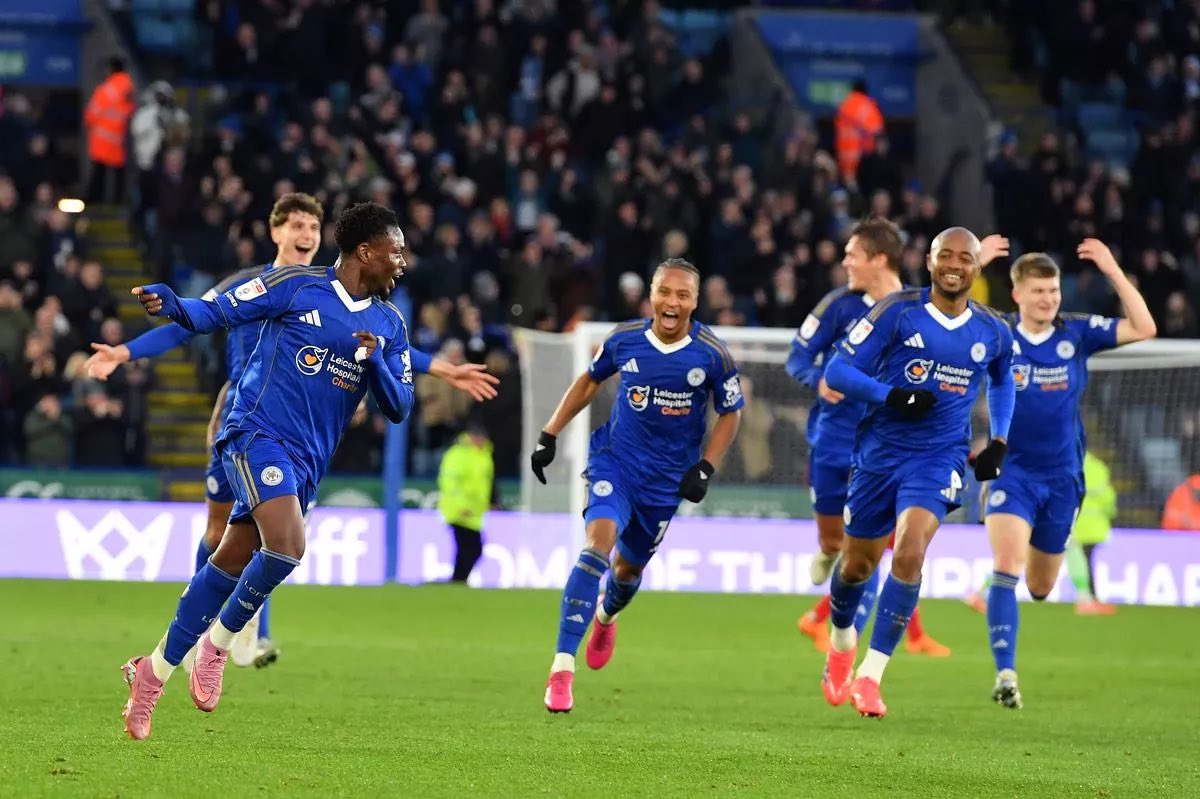Ben Nelson, Bobby De Cordova-Reid, Jannik Vestergaard, Jordan Ayew och Jordan James jublar ikapp med Abdul Fatawu