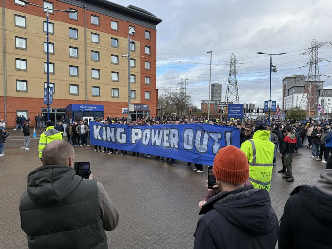 Protester mod ledningen utanför arenan igår
