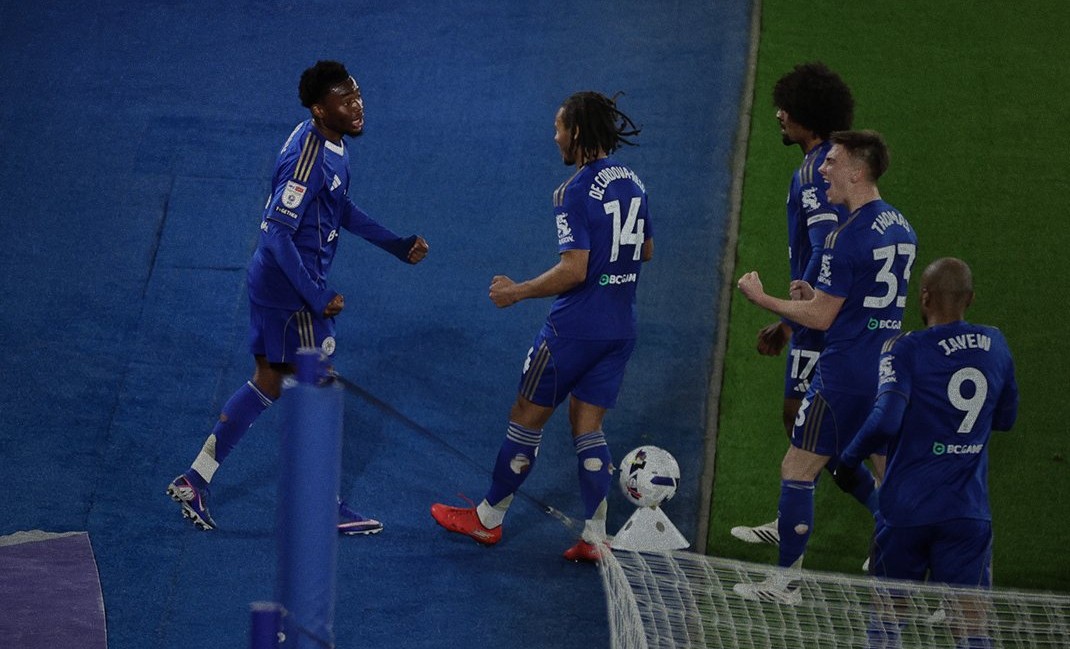 De Cordova-Reid, Choudhury, Thomas och Ayew gratulerar Fatwu till 2-0 målet